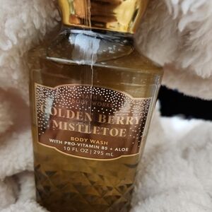 NWT BATH AND BODY WORKS GOLDEN BERRY MISTLETOE BODY WASH